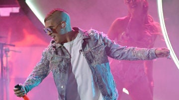Bad Bunny durante su actuación en los Latin Grammy 2019