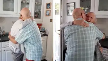 Abuelos abrazándose