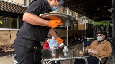 La nueva anormalidad: vivir como apestados, desinfecciones enfermizas y mascarillas en la barbilla