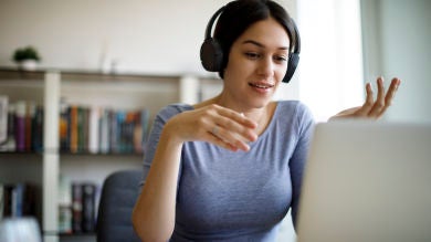 Una profesora deja su micro abierto al final de una clase online e insulta a sus alumnos