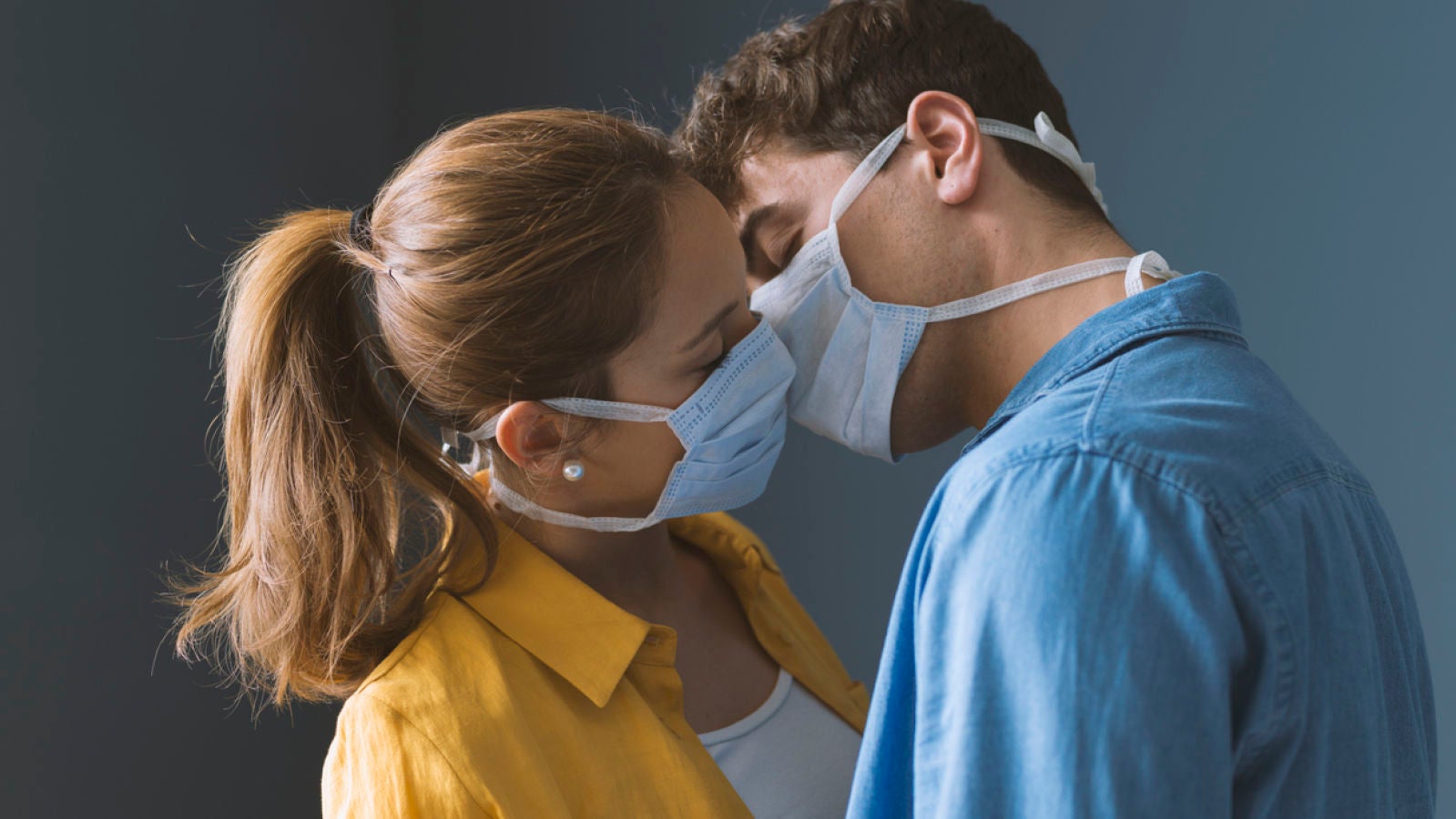 Residente reúne a Ana de Armas, Ben Affleck, Messi y Bad Bunny para que se coman a besos en 'Antes Que El Mundo Se Acabe'