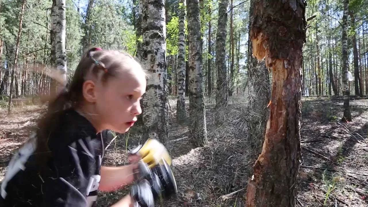 Niña derribando árboles