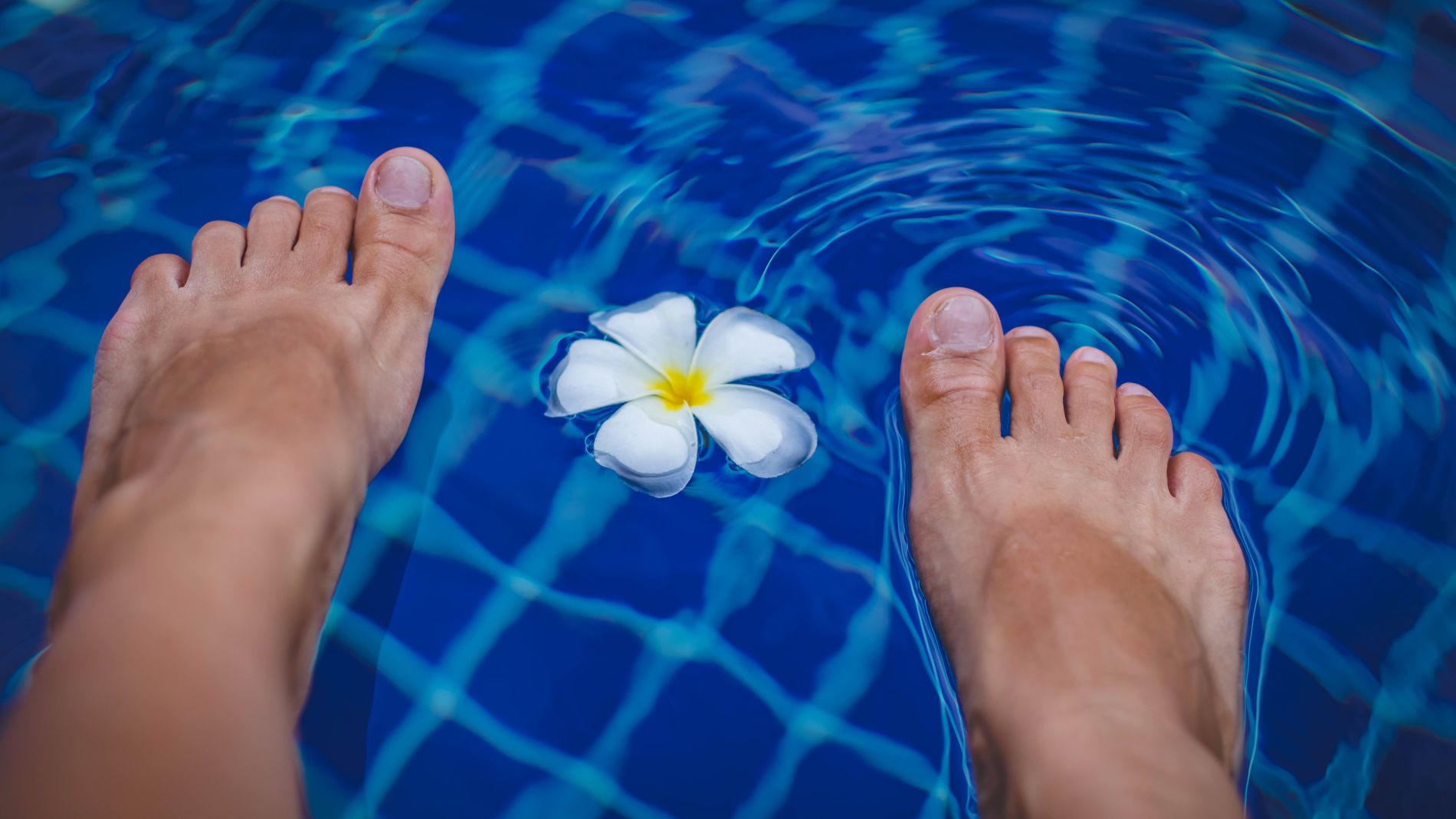 Pies dentro de una piscina