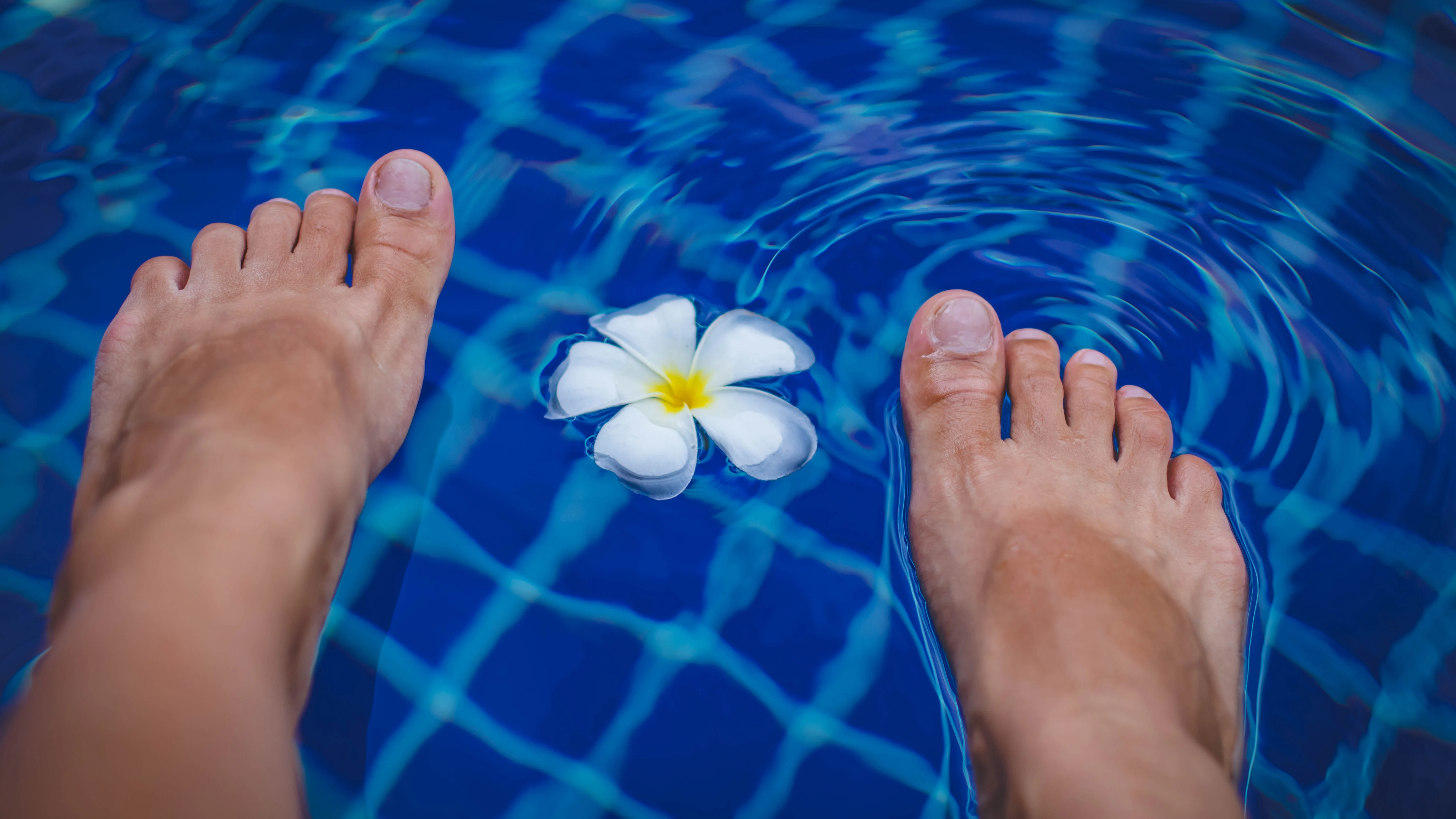 Pies dentro de una piscina