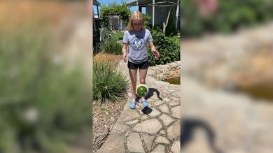 VÍDEO: Le estalla una sandía en la cara y no puede parar de reírse