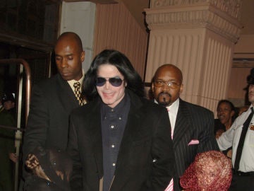 Michael Jackson con sus hijos Paris y Prince, en una imagen de 2005