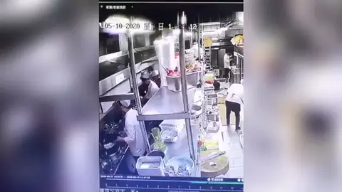 Terrorífico: graban a un cocinero escupiendo en la comida en plena pandemia de COVID-19 Terrorífico: graban a un cocinero escupiendo en la comida en plena pandemia de COVID-19