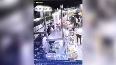 Terrorífico: graban a un cocinero escupiendo en la comida en plena pandemia de COVID-19