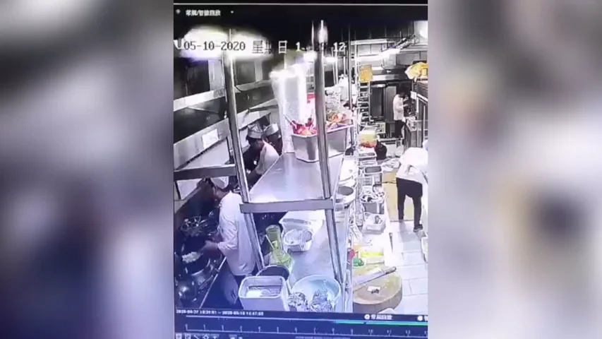 Terrorífico: graban a un cocinero escupiendo en la comida en plena pandemia de COVID-19