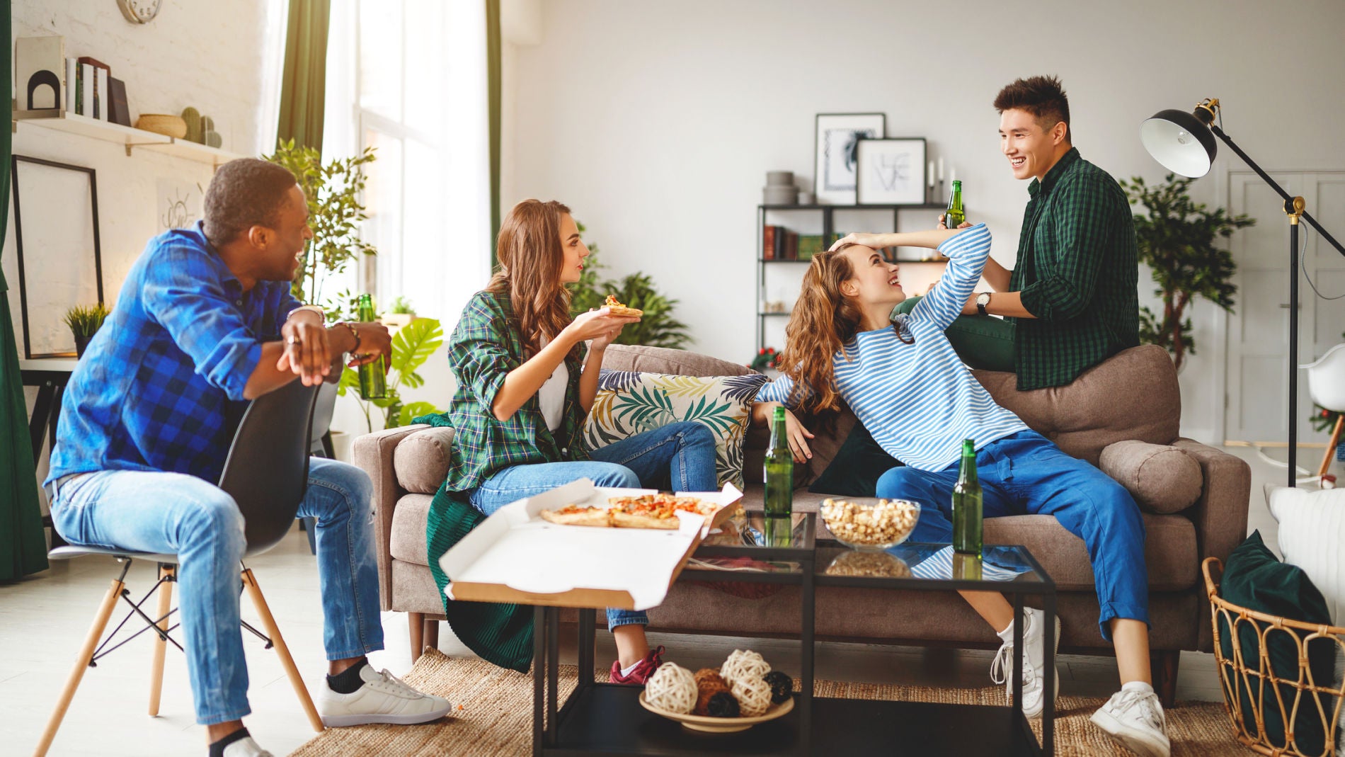 Reuni&oacute;n de amigos en una casa