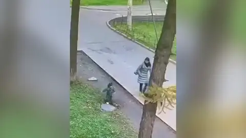 Una niña se cae dentro de un agujero Una niña se cae dentro de un agujero