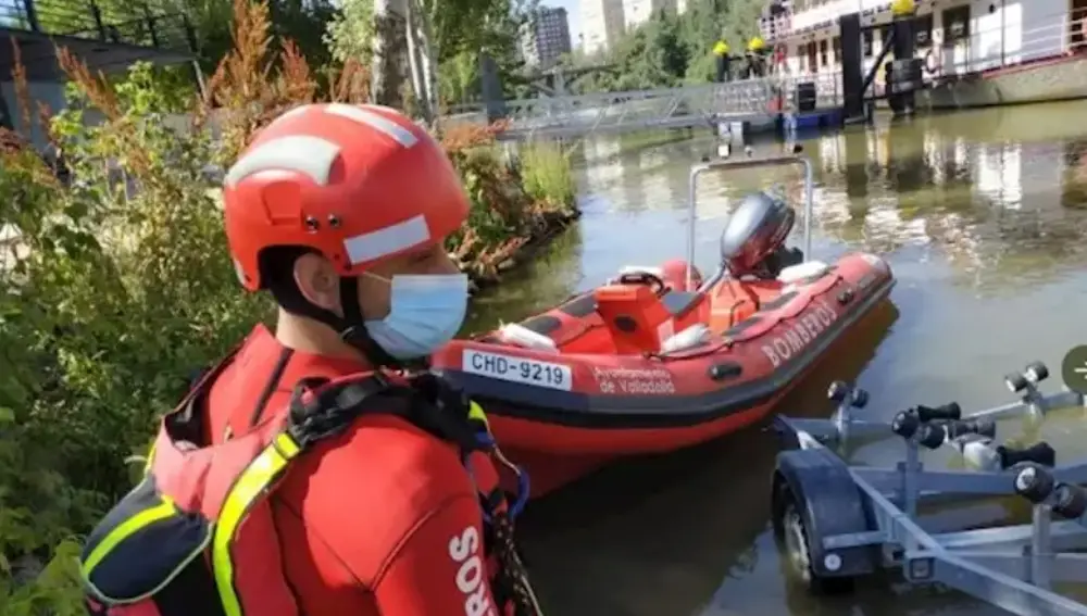 Dispositivo de búsqueda de los Bomberos en el río Pisuerga en Valladolid