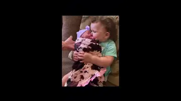 Abrazando a su hermana