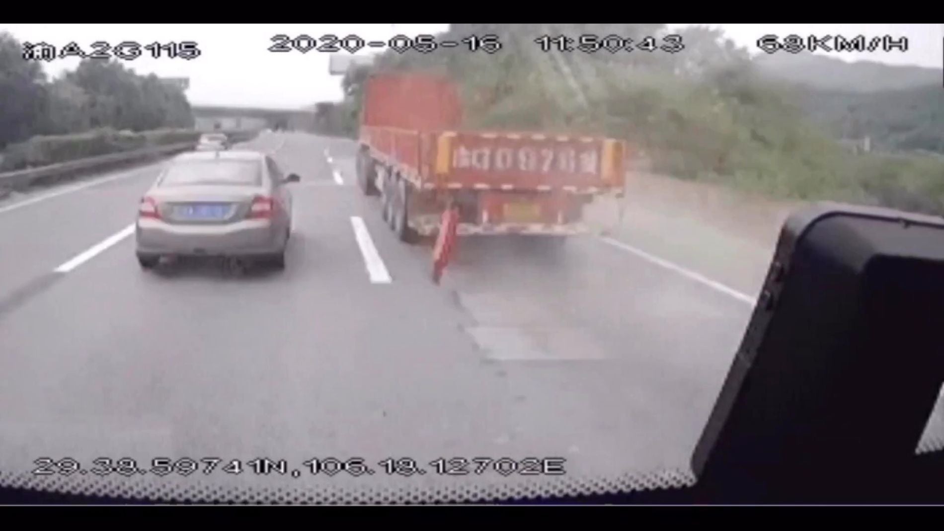 La sorprendente reacci&oacute;n de un conductor de autob&uacute;s cuando un hierro atraviesa el parabrisas 