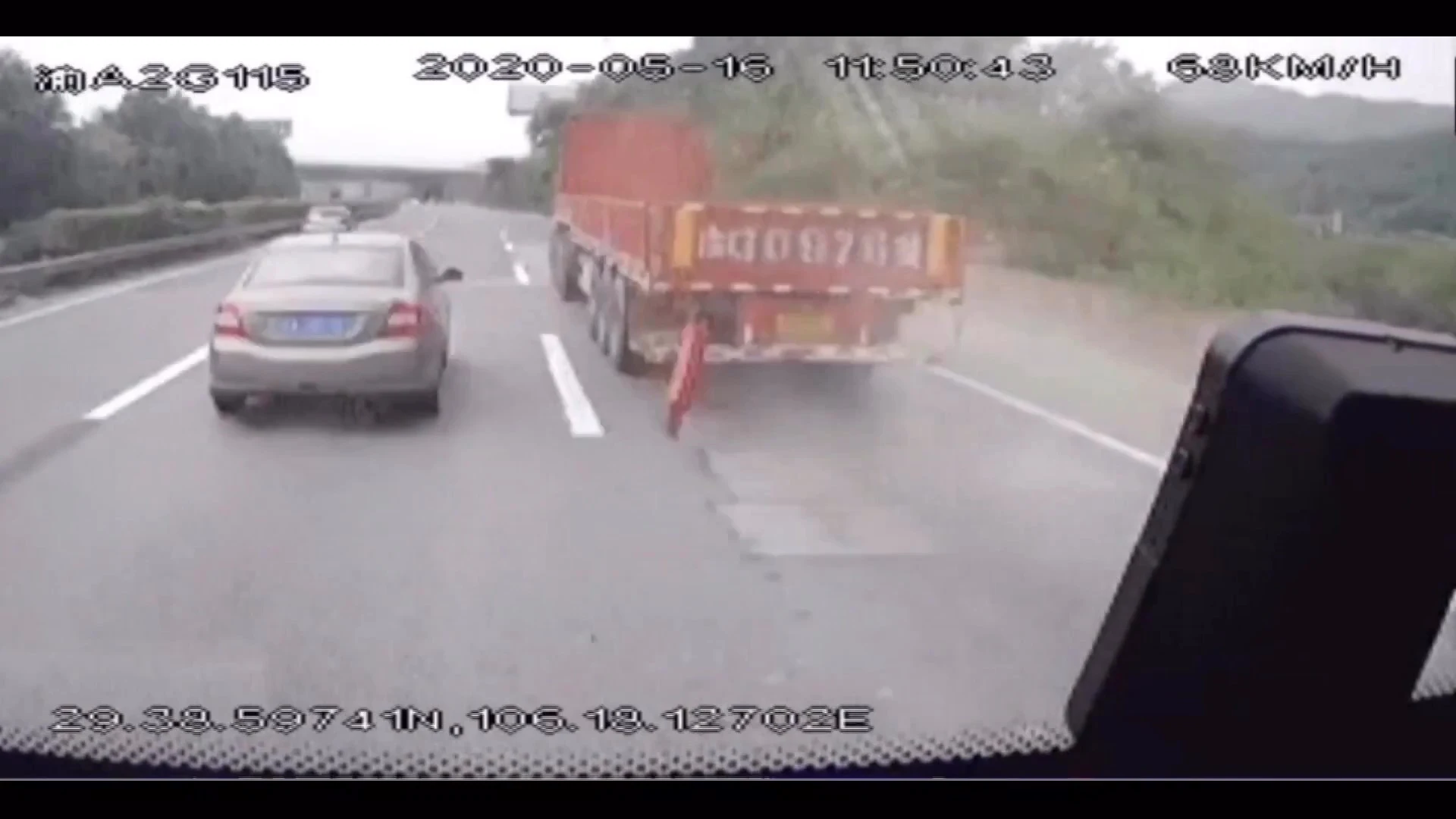 La sorprendente reacción de un conductor de autobús cuando un hierro atraviesa el parabrisas 