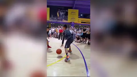 Perdió un brazo en un accidente, pero ahora es un crack del baloncesto Perdió un brazo en un accidente, pero ahora es un crack del baloncesto