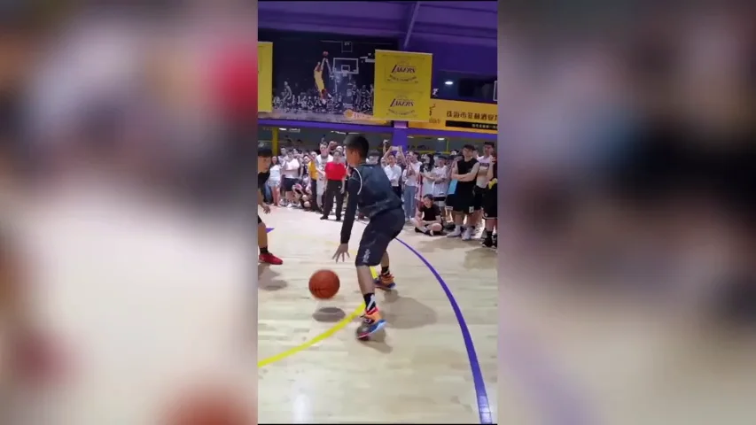 Perdió un brazo en un accidente, pero ahora es un crack del baloncesto