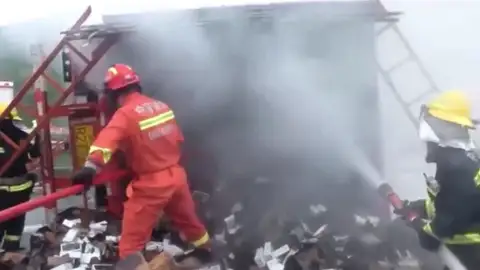 Se incendia un camión que cargaba 20.000 iPhones en China Se incendia un camión que cargaba 20.000 iPhones en China