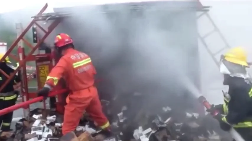 Se incendia un camión que cargaba 20.000 iPhones en China 
