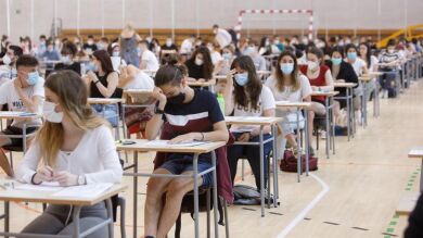 El surrealista episodio de una estudiante de selectividad con unos apuntes de Franco en la playa
