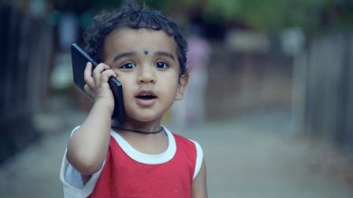 Este es el gesto que usan ahora los niños para fingir que hablan por teléfono