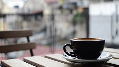 Pide un café con leche y le ponen la tapa más inesperada que te puedes imaginar