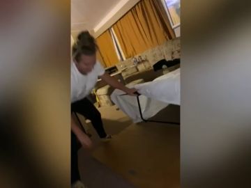VÍDEO: se cierra la cama mientras la está haciendo y se la come viva VÍDEO: se cierra la cama mientras la está haciendo y se la come viva