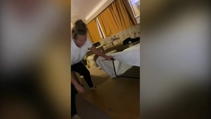 VÍDEO: se cierra la cama mientras la está haciendo y se la come viva