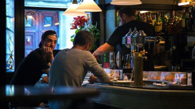 Una imagen de un bar durante la nueva normalidad se vuelve viral en Twitter por un curioso detalle en el fondo