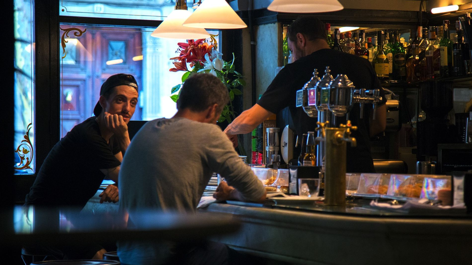 La imagen se hace viral por un peque&ntilde;o detalle en el fondo