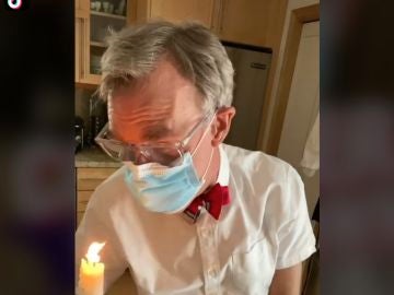 Bill Nye, en su experimento con velas y mascarillas