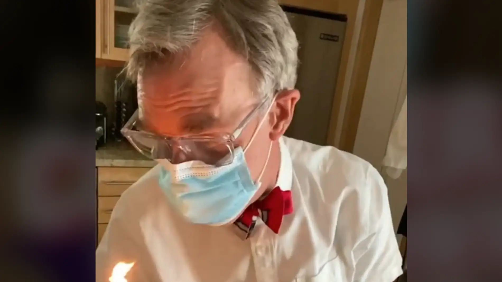 Bill Nye, en su experimento con velas y mascarillas