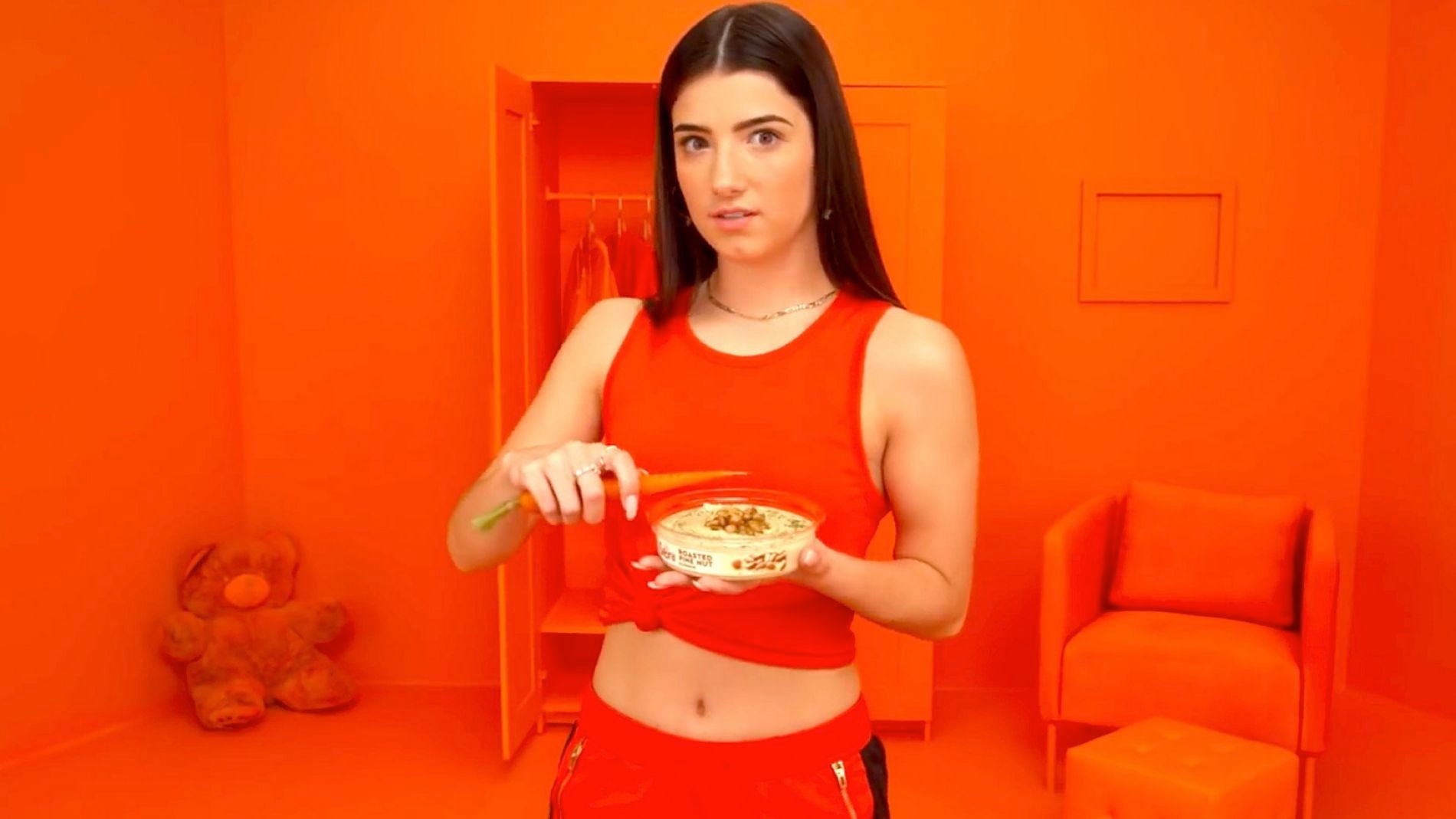 Charli D'Amelio en un anuncio de hummus