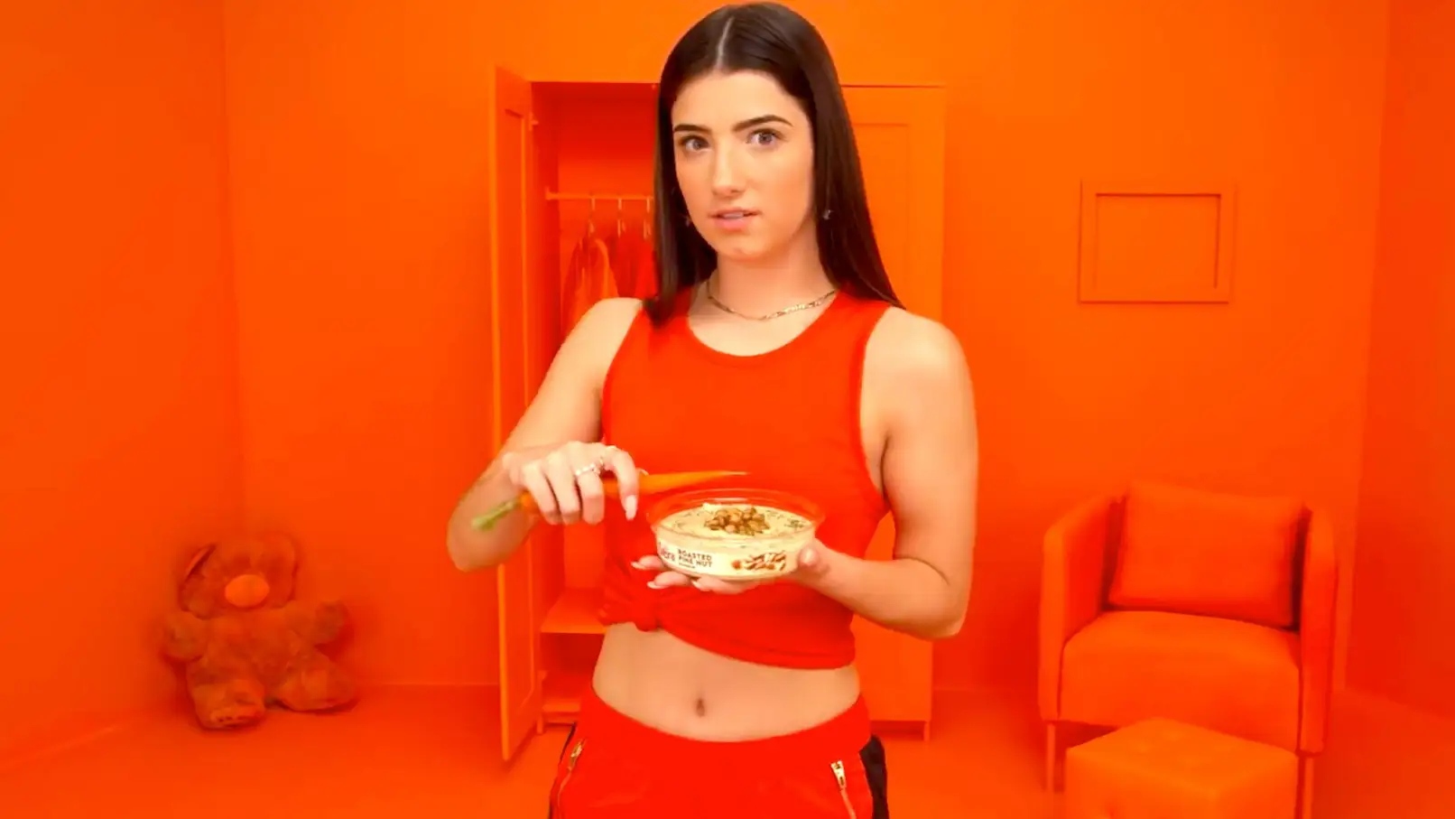 Charli D'Amelio en un anuncio de hummus