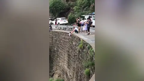 Cuelga a su hijo de un acantilado Cuelga a su hijo de un acantilado