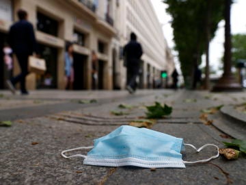 Una mascarilla tirada en el suelo de la calle