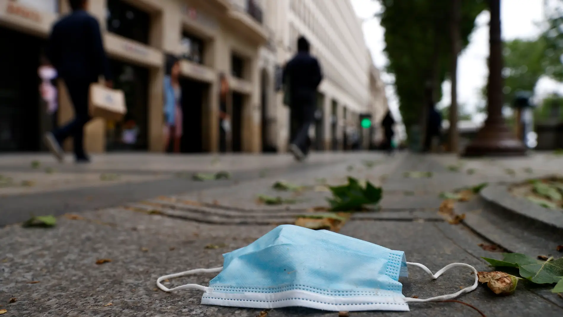 Una mascarilla tirada en el suelo de la calle