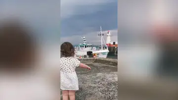 ¿La niña más feliz del mundo? La adorable reacción al reencontrarse con su padre marinero 