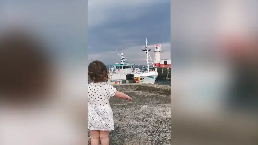 ¿La niña más feliz del mundo? La adorable reacción al reencontrarse con su padre marinero 