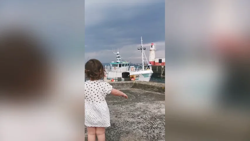 ¿La niña más feliz del mundo? La adorable reacción al reencontrarse con su padre marinero 