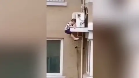 VÍDEO: Atrapa al vuelo a un niño que cae desde un cuarto piso VÍDEO: Atrapa al vuelo a un niño que cae desde un cuarto piso
