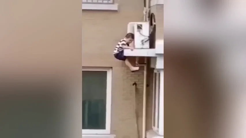 VÍDEO: Atrapa al vuelo a un niño que cae desde un cuarto piso
