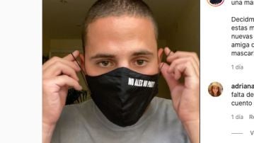 Alex Chiner en su vídeo de cómo ponerse la mascarilla