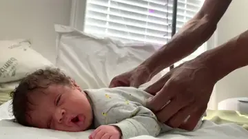 Bebé recibiendo un masaje