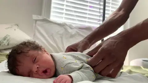 Bebé recibiendo un masaje Bebé recibiendo un masaje