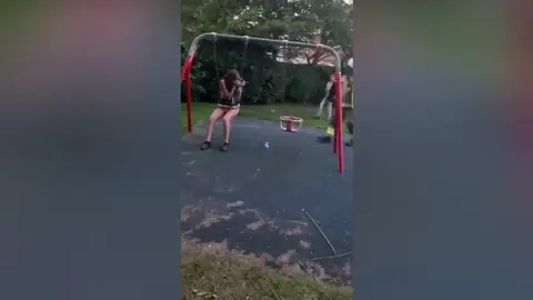 Quería grabar un vídeo para TikTok y acabó siendo rescatada por los bomberos Quería grabar un vídeo para TikTok y acabó siendo rescatada por los bomberos