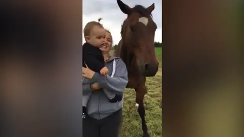 VÍDEO: Acerca a su bebé a un caballo y le vomita en la cara VÍDEO: Acerca a su bebé a un caballo y le vomita en la cara