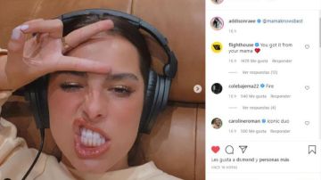 Addison Rae promocionando su podcast