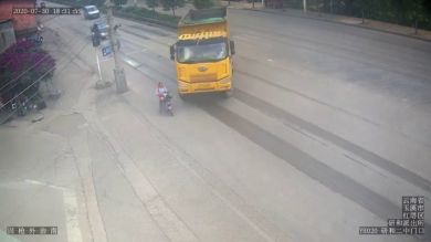 Un motorista es arrollado por un camión y se salva de milagro