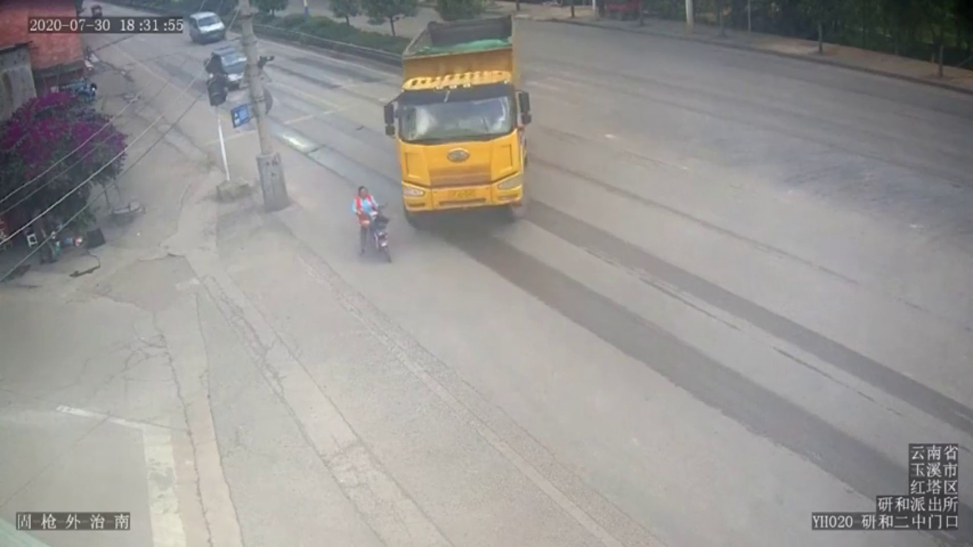 Un motorista es arrollado por un cami&oacute;n y salva su vida de milagro